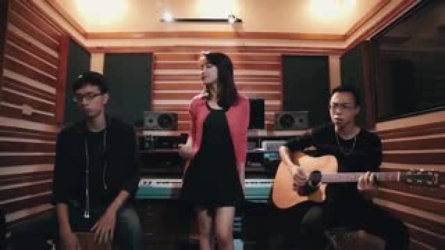 Cơn Mưa Ngang Qua (Hòa Minzy, Tùng Acoustic, Drum Týt Nguyễn Cover)