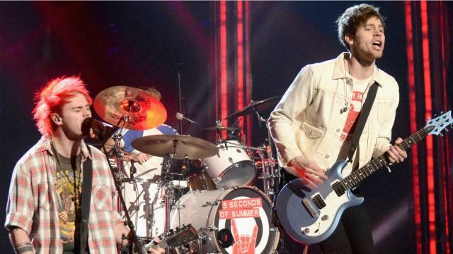 Hey Everybody (AMAs 2015)