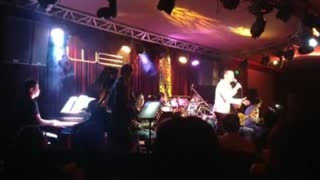 Dưới Ánh Đèn Màu (Live)