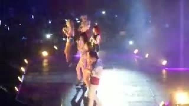 Gotta Be You - Do You Love Me (2NE1 Galaxy Stage Vietnam 2014 - Fancam)
