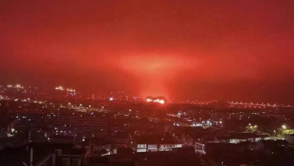 Bầu trời đột ngột chuyển đỏ như máu ở Trung Quốc, thực hư ra sao?