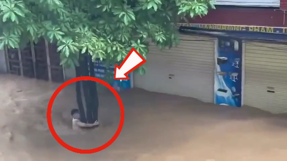 Thót tim clip giải cứu người đàn ông bị lũ cuốn giữa đường