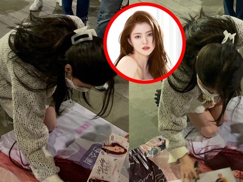 Clip: Han So Hee quỳ gối để ký tặng cho fan gây bão mạng xã hội 