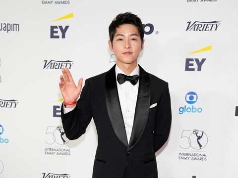 Song Joong Ki gây sốt với màn phát biểu tại Lễ trao giải Emmy lần thứ 50