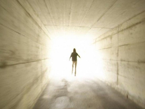 Trải nghiệm cận tử và lý giải hình ảnh đường hầm, ánh sáng lúc cận kề cái chết