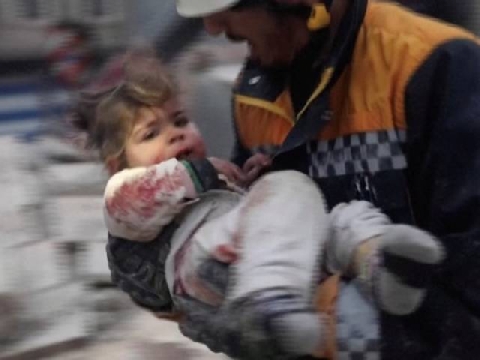 Cảm động khoảnh khắc bé gái được giải cứu từ đống đổ nát ở Syria