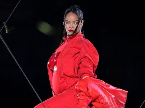 Trọn vẹn màn biểu diễn của nữ tỉ phú "kem trộn" Rihanna ở Super Bowl