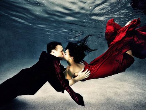 Màn hôn nhau dưới nước lâu nhất thế giới