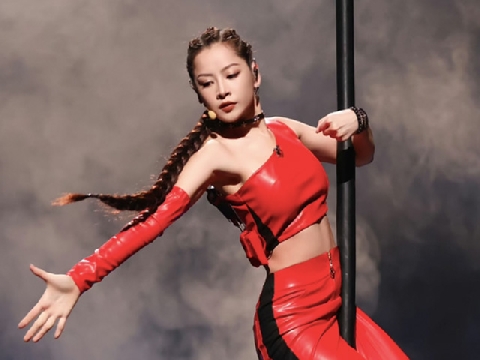 Chi Pu múa cột, trình diễn hết nước chấm tại show Trung Quốc
