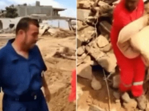 Người cha bật khóc khi đón thi hài con từ đống đổ nát sau trận lụt lịch sử ở Libya