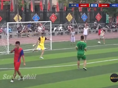 Độc lạ: Hai thủ môn phát bóng qua lại cho nhau
