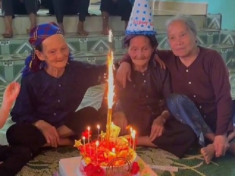 Tình bạn mãi keo: Cụ bà U90 đón sinh nhật bên 2 bạn già đầy xúc động