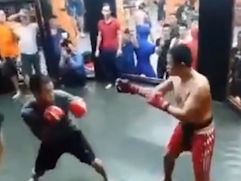 Võ sư kungfu bị võ sĩ boxing đấm không trượt phát nào