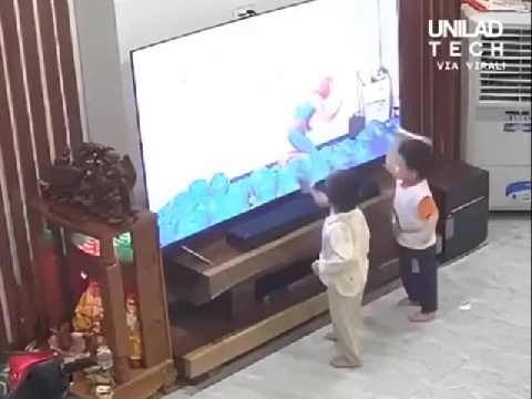 2 cậu bé ''thi nhau'' đập vỡ TV để hỗ trợ siêu anh hùng