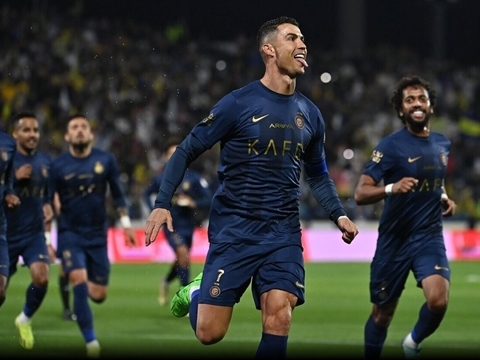Ronaldo lập siêu phẩm lốp bóng 'lá vàng rơi'
