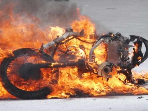 Khoảnh khắc xe máy đang lưu thông bất ngờ bốc cháy dữ dội
