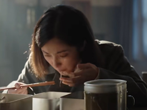 Lộ clip: Dương Mịch vừa ăn mì vừa khóc buồn đến ám ảnh