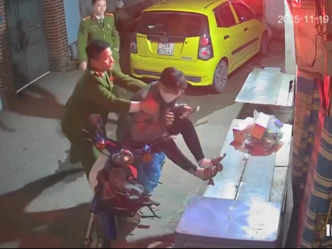 Clip cảnh sát 'nhẹ nhàng' áp sát bắt kẻ cướp điện thoại tại Hà Nội
