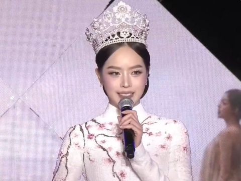 Clip Hoa hậu Thanh Thủy nói 3 thứ tiếng chia tay nhiệm kỳ gây sốt