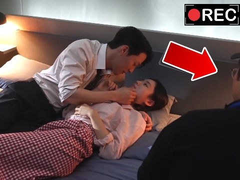 Cặp đôi đang đóng cảnh 18+ thì hàng chục người bất ngờ ập vào phòng