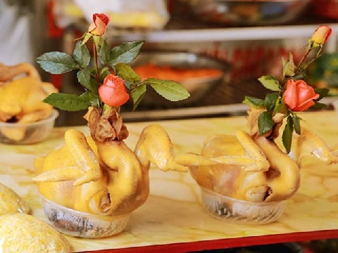 Đặt gà cúng quay ra hay quay vào mới là đúng?