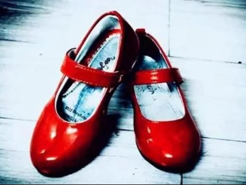 Sự cố đôi giày đỏ châu Âu: 400 người không ngừng nhảy và chết đi vì kiệt sức