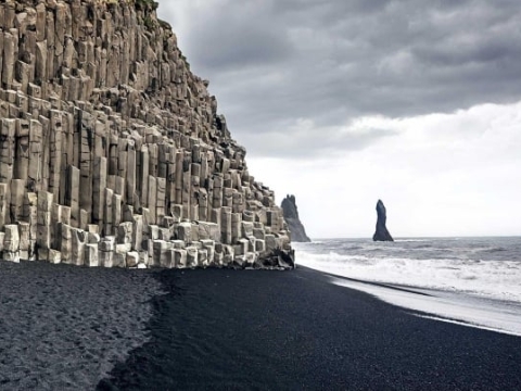 Reynisfjara: Bãi biển cát đen thui đáng sợ như địa ngục