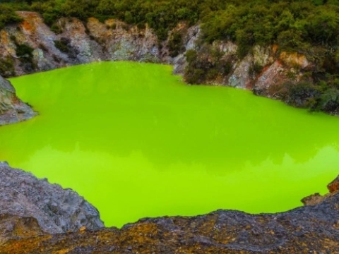 Kỳ lạ vùng nước xanh lá cây được mệnh danh là "phòng tắm của quỷ"