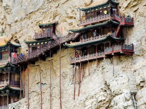 Sửng sốt với ngôi đền lớn treo lơ lửng trên vách đá tại Trung Quốc