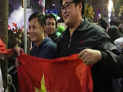 Thành Lương trắng đêm tại phố đi bộ mừng U23 Việt Nam