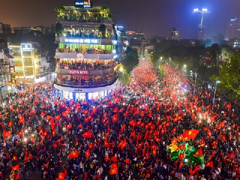 Cờ đỏ rợp khắp các thành phố sau chiến thắng của U23 Việt Nam 