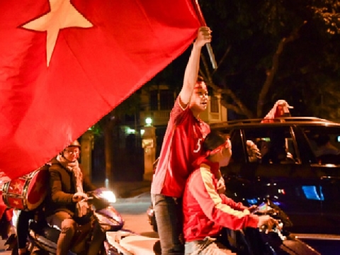 Người dân vẫn ăn mừng sau trận thua của U23 Việt Nam