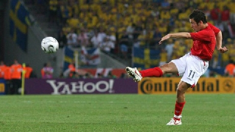 Joe Cole volley siêu đỉnh vào lưới Thụy Điển ở World Cup 2006