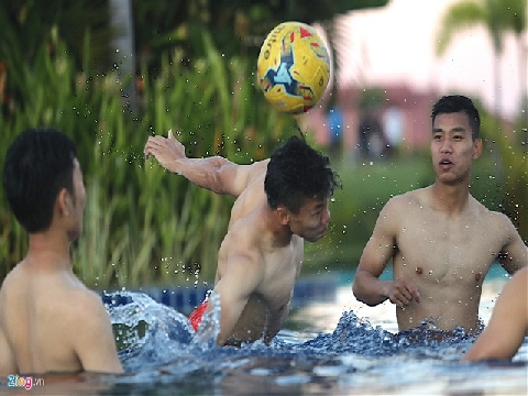 Thắng Bahrain, Olympic Việt Nam 'quẩy' hết mình tại bể bơi