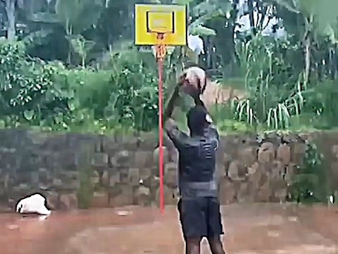 Tự tập bóng rổ dù nghèo khó ở Châu Phi