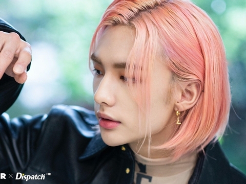 Chàng trai tóc hồng Hyunjin quá xinh khiến nữ nhân cũng phải ghen tị